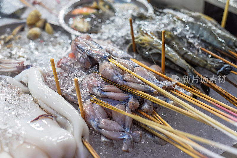 吉隆坡Jalan Alor街头小吃中的许多生青蛙